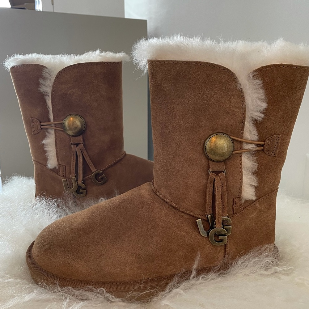 UGGS - Picture 4 of 7